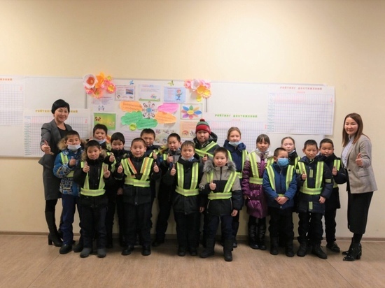 В школе на ЛДО города Кызыла детям раздали светоотражающие жилеты