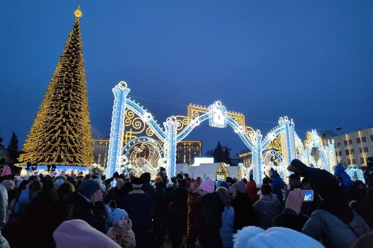 Елка в белгороде. Белгород Соборная площадь Новогодняя елка 2022. Елка в Белгороде 2022. Елка в Белгороде 2022 на площади. Белгород Соборная площадь новый год.