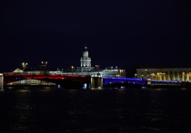 В честь празднования Дня Конституции 12 декабря на Дворцовом мосту и Большом проспекте Петроградской стороны включат тематическую подсветку в виде триколора