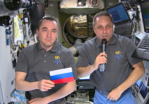 «Роскосмос» передает поздравления российских космонавтов Антона Шкаплерова и Петра Дуброва с Днем Конституции