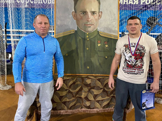 Серебряным призером всероссийских соревнований стал борец из Тарко-Сале