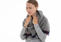 Ученые говорят, что обычным симптомом, о котором сообщают люди, которые заболевают новым вариантом COVID «Омикрон», является сухой кашель, сопровождающийся «першением в горле»