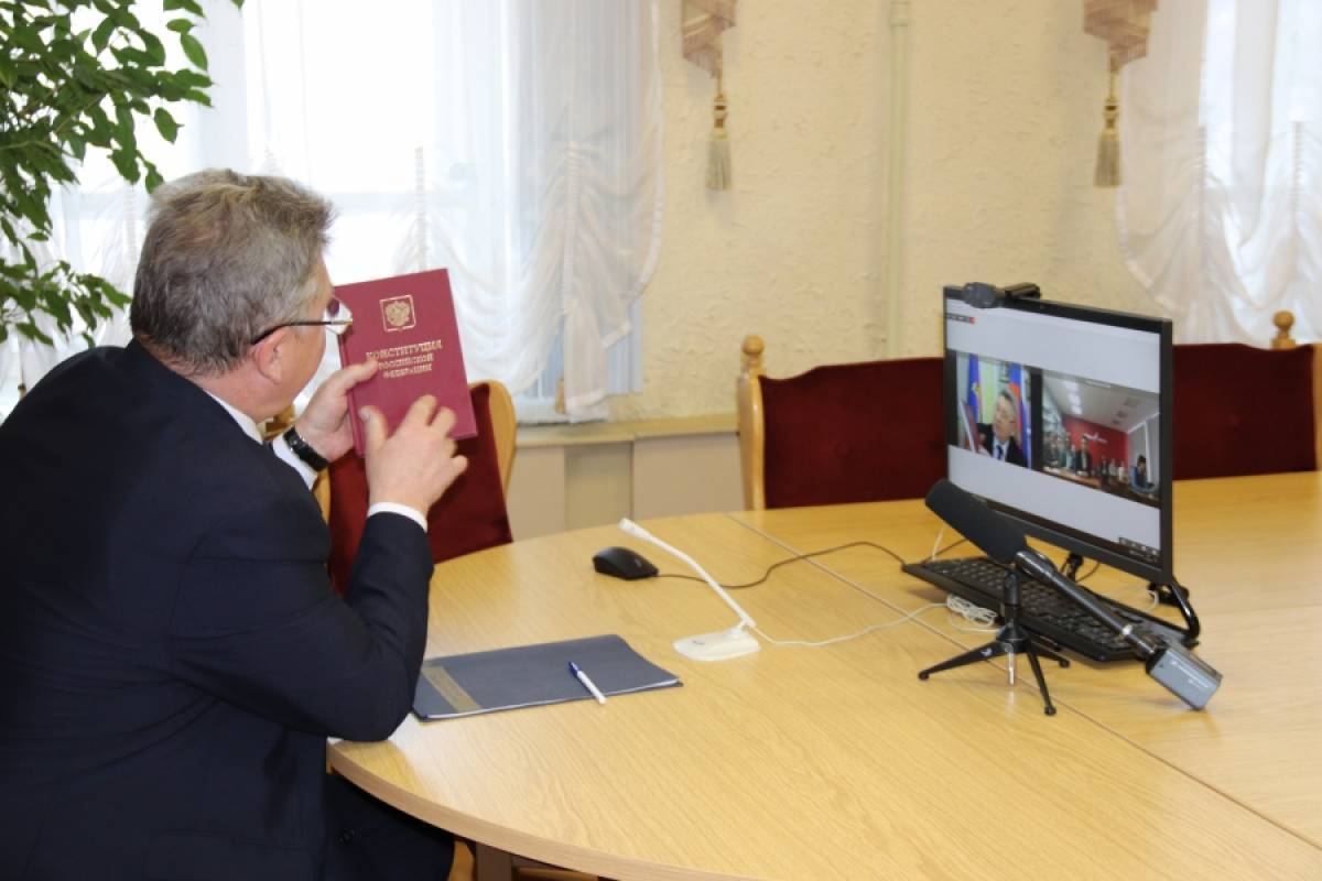День Конституции РФ: Алексей Анохин провел урок для учеников Чернопенской средней школы