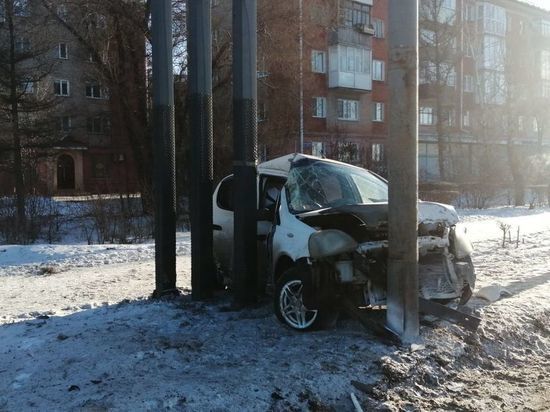Молодая водительница иномарки влетела в рекламную конструкцию и погибла в Омске