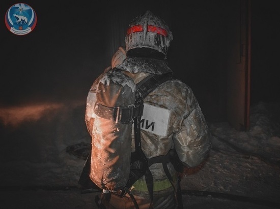 В Мурманске загорелось двухэтажное строение базы отдыха