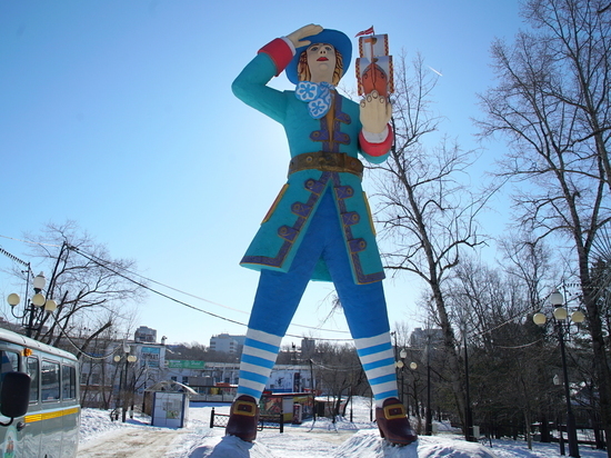 В хабаровском парке «Динамо» нарядили новогоднюю елку