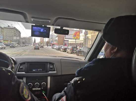 "Блокировали трамвай": появились подробности задержания протестующих против QR-кодов новосибирцев
