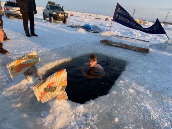 В Якутии индус и англичанин искупались в ледяной проруби