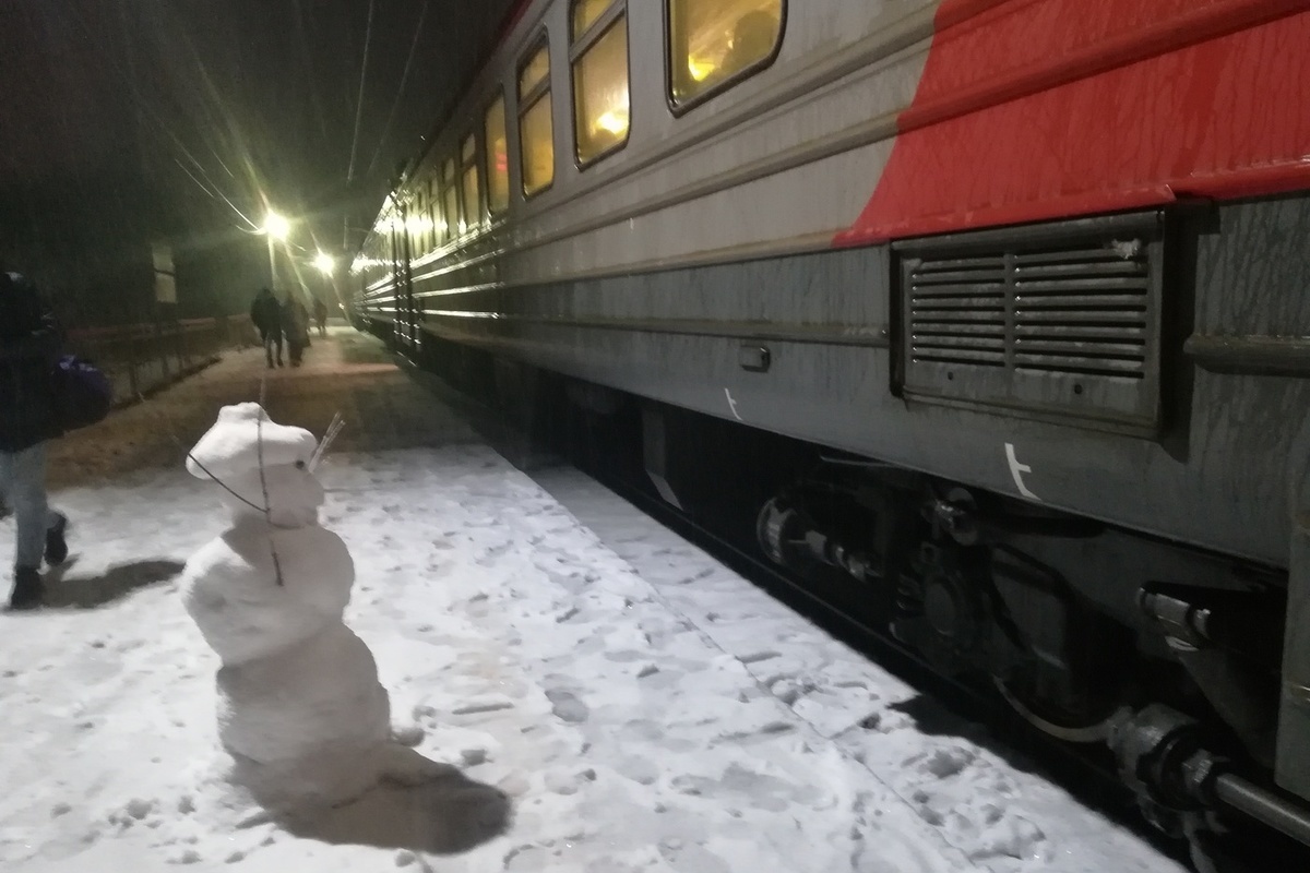 Поезд декабрь. Поезд в декабре. Идущий поезд. Электричка в декабре 2014 год зеленьи. Начало поезда.