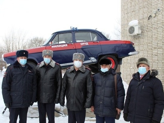 В Комсомольске-на-Амуре установили милицейский ретроавтомобиль-памятник