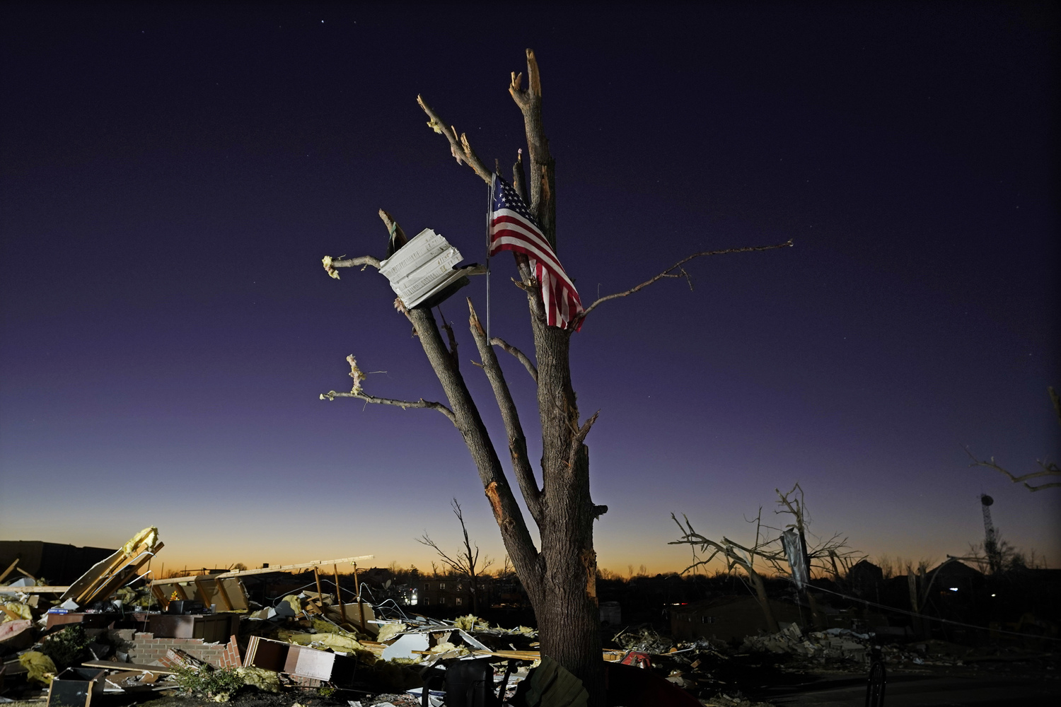 Разрушительные торнадо обрушились на центральные штаты США: кадры последствий