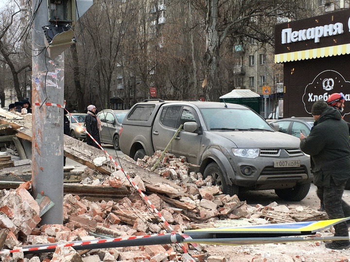 Упала стена. В Саратове обвалилась стена. В Саратове обрушилась стена дома. Большая Казачья Рахова Саратов рухнула стена.