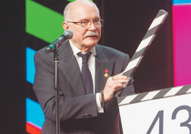 «Большинством голосов председателем Союза кинематографистов становится Михалков» — таков выбор XI киносъезда, прошедшего в Москве