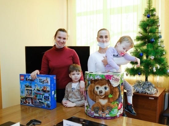 В  Астрахани особенным детям вручили новогодние подарки