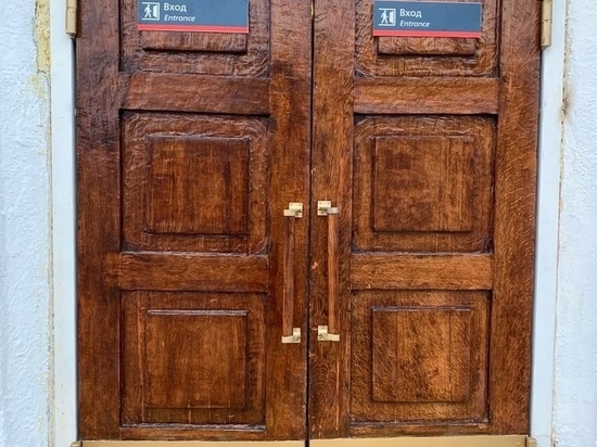 Раритетные двери на вокзале в Курске отреставрировали некачественно