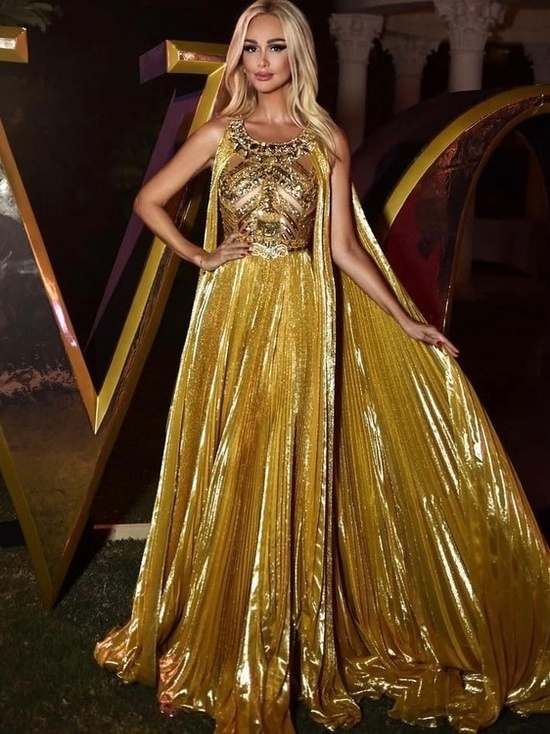 Виктория Лопырева показала шикарный образ в золотом платье