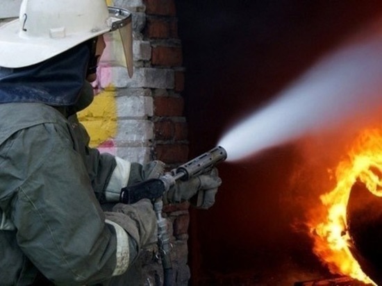 В Ростовской области во время пожара на складе спасли троих человек