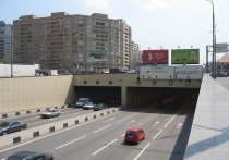 В Лефортовском тоннеле в Москве произошло столкновение четырёх автомобилей, один опрокинулся, информирует Telegram-канал городского Департамента транспорта
