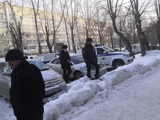 "Стало плохо": двух противников QR-кодов в Новосибирске третий день удерживают полицейские