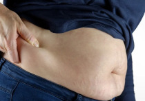 Эксперты по здоровому питанию из США назвали вредные утренние привычки, которые ведут к накоплению висцерального жира, считающегося наиболее опасным для здоровья, пишет Eat This, Not That!