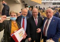 Депутат Валерий Рашкин пришел на заседание Госдумы 14 декабря