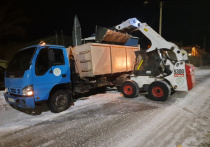 Комбинат по благоустройству в Улан-Удэ ежедневно вывозит снег с городских улиц на пункты складирования