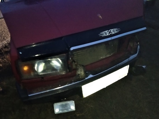 Белгородским спасателям пришлось вырезать водителя из разбитой после столкновения с КамАЗом легковушки