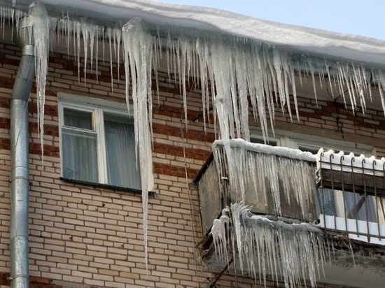 Сосульки продолжают травмировать петербуржцев: четыре случая за несколько дней