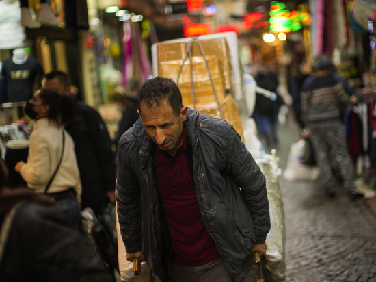 Турцию накрыл небывалый кризис, люди встали в очереди за хлебом