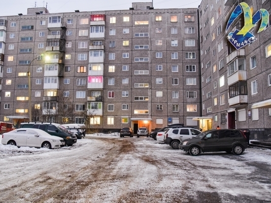 В Мурманске проверили качество уборки снега во дворе дома №97 по Кольскому проспекту