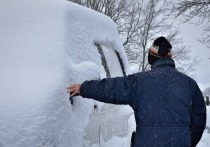 Российским водителям напомнили, почему важно счищать снег с крыши автомобиля.