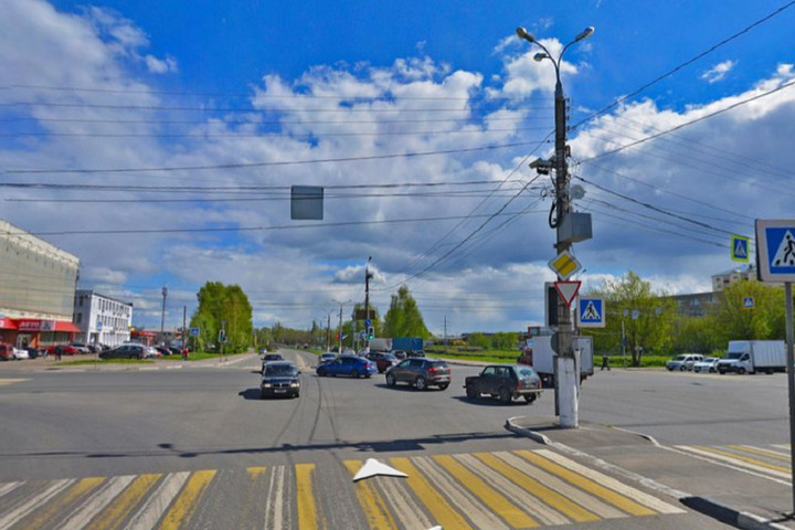 Светофор на сиверса. Перекресток со светофором. Светофор на перекрестке в городе Белокурихе. Светофор на перекрестке Петербургском шоссе Тверь.