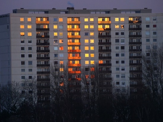 В кузбасской девятиэтажке загорелось кресло и 13 детей были эвакуированы