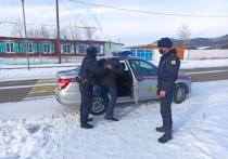В правоохранительные органы Республики Бурятия поступило сообщение от очевидцев о том, что в поле села Тарбагатай подозрительные люди собирают, предположительно, наркотические средства