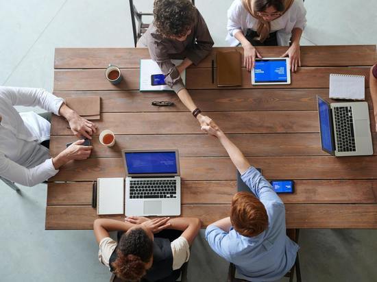 Подготовка экспортного контракта подразумевает разработку документа, перевод его на иностранный язык, правовую экспертизу и дальнейшее сопровождение