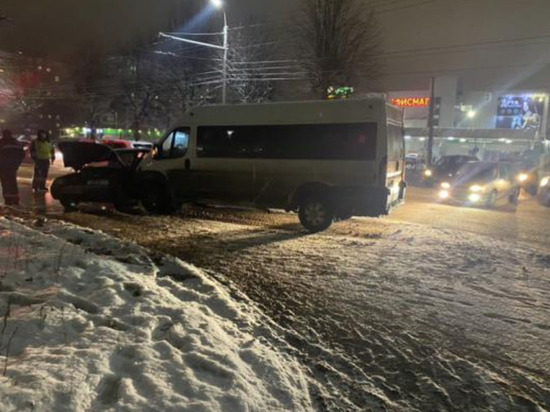 В ДТП с маршруткой в Рязани пострадали трое, в том числе один ребёнок