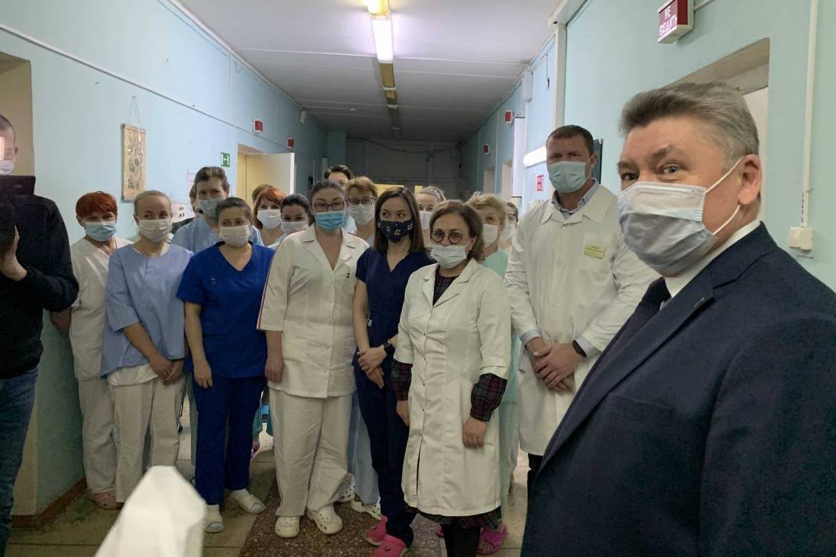 В преддверии Нового года волонтерский центр «Единой России» передал медикам красной зоны городской больницы Костромы подарки