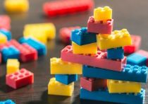 Петербургский художник Артем Бизяев разработал дизайн конструктора Lego по мотивам сказки «Морозко». Фото игрушек опубликованы в официальном паблике компании в Instagram.