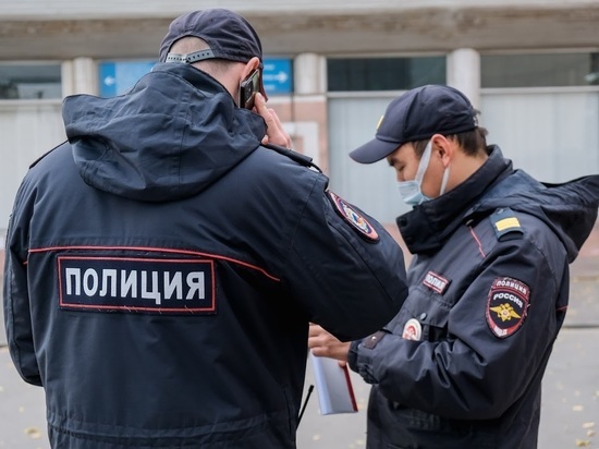 Полицейские задержали мужчин за повреждение памятника в Волгограде