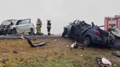 Кадры страшной аварии в Калмыкии: лоб в лоб столкнулись иномарки