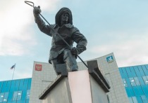 В Верхней Пышме на площади возле администрации открыли памятник металлургу «Наш хранитель»