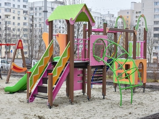  В сквере по улице Губкина в Белгороде установили новую детскую площадку