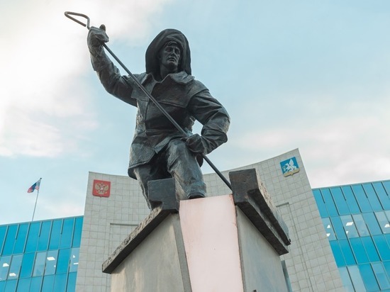 Памятник металлургам «Наш хранитель» открыли в Верхней Пышме