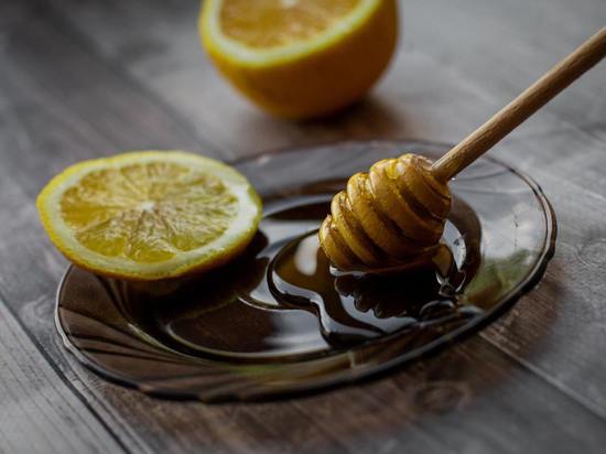 Диетолог рассказал, кому опасно лечиться медом и лимоном
