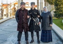 На странице главы Чечни Рамзана Кадырова в социальной сети "ВКонтакте" появилось сообщение, что на территории  религиозного центра "Хьаьжин беш" в Ахмат-Юрте прошла церемония вступления в совершеннолетие его сына Эли