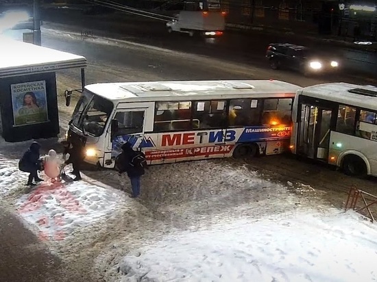 В Ярославле водитель автобуса сбивший девушку на остановке сбежал с места ДТП