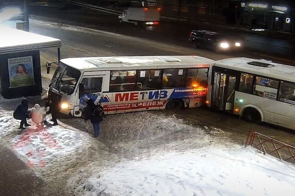 В Ярославле водитель автобуса сбивший девушку на остановке сбежал с места ДТП