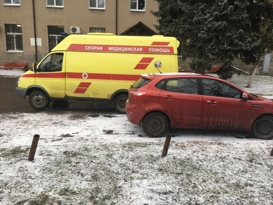 В Воронеже на территории детской клинической больницы скорая въехала в припаркованный автомобиль