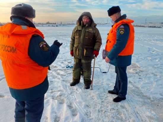В Ярославле ГИМС навестил рыбаков на льду