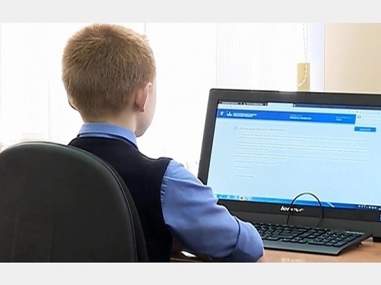 С сегодняшнего дня смоленские школьники переходят на дистанционку